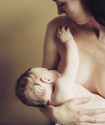 公众场合哺乳，究竟是谁不能释怀？